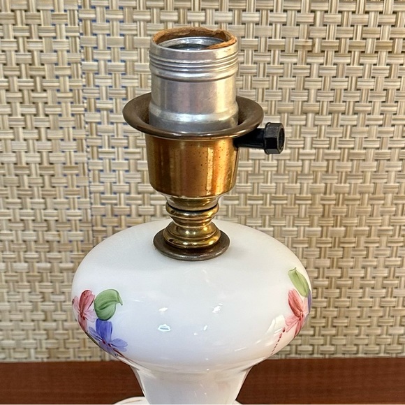 🌟HP🌟VTG 1930s-40s Fenton White Milk Glass Boudoir Lamp w/ Hand Painted Flowers - Picture 9 of 14
